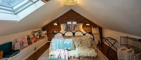 2 bedrooms, iron/ironing board, travel cot, WiFi