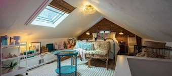 Historic Cottage Retreat-IG Hot Tub-Brick Fire Pit