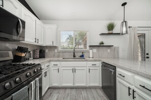 Kylskåp, mikrovågsugn, ugn och spishäll