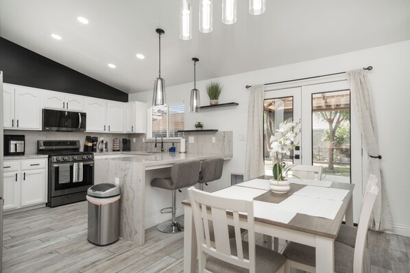 Kylskåp, mikrovågsugn, ugn och spishäll