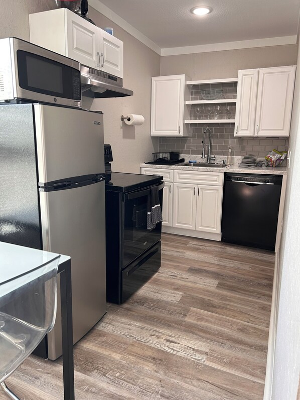 Fridge, microwave, oven, stovetop - Cozy 1br 1bath with Full Kitchen in Hattiesburg (Hattiesburg)