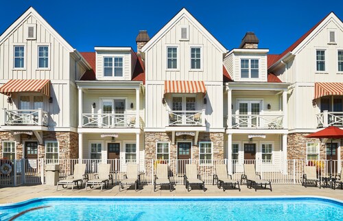 "Nantucket 1 Bedroom" Luxury Townhome, Pool, Hot Tub, Golf Membership, Near Lake and Beaches