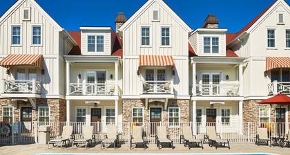 "Nantucket 1 Bedroom" Luxury Townhome, Pool, Hot Tub, Golf Membership, Near Lake and Beaches
