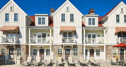 The Marblehead Luxury Townhome, Pool, Hot Tub, Golf Membership, Near Lake and Beaches