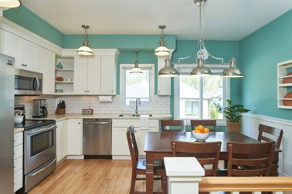 Kühlschrank, Mikrowelle, Ofen, Geschirrspüler