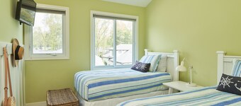 "The Marblehead" Luxury Townhome, Pool, Hot Tub, Golf Membership, Near Lake and Beaches