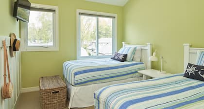 "The Marblehead" Luxury Townhome, Pool, Hot Tub, Golf Membership, Near Lake and Beaches