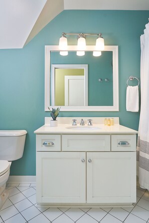 Dusche, Haartrockner, Handtücher