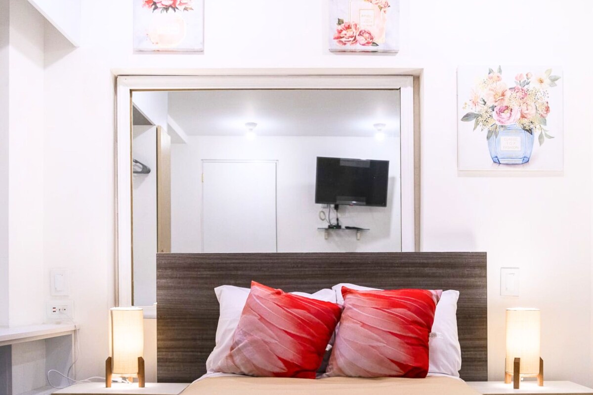 City Room | Premium bedding, desk, laptop workspace, WiFi (free)