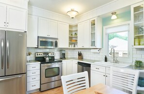 Een koelkast, een microgolfoven, een oven, een vaatwasser