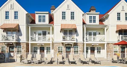 "The Newport" at The Beach House at Lake Street Luxury Townhome, Pool, Hot Tub, Golf Membership, Near Lake and Beaches