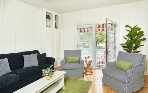 "The Charleston" Luxury Townhome, Pool, Hot Tub, Golf Membership,  Near Lake and Beaches