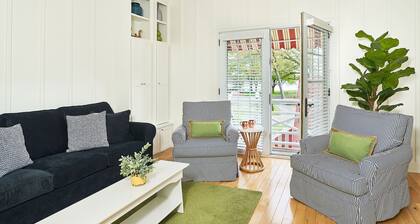 "The Charleston" Luxury Townhome, Pool, Hot Tub, Golf Membership, Near Lake and Beaches