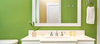 "The Charleston" Luxury Townhome, Pool, Hot Tub, Golf Membership, Near Lake and Beaches