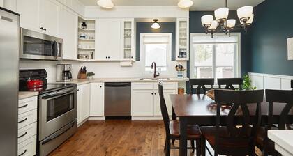 The Bridgeport Luxury Townhome, Pool, Hot Tub, Golf Membership, Near Lake and Beaches