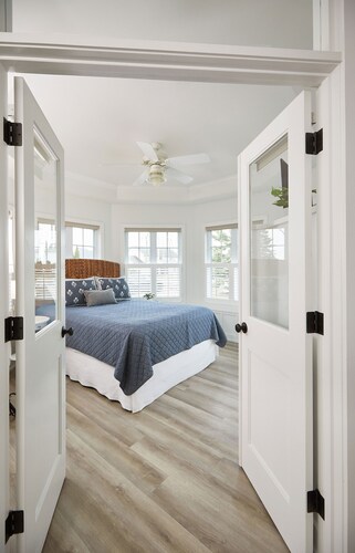 "Nantucket 3 Bedroom" Beach House on Lake Street Luxury Townhome, Pool, Hot Tub, Near Lake and Beaches