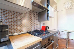 Réfrigérateur, four à micro-ondes, un four, surface de cuisson