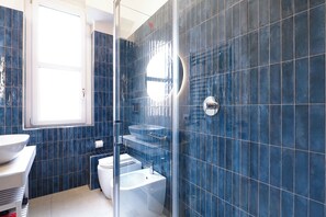 Dusche, Haartrockner, Bidet, Handtücher
