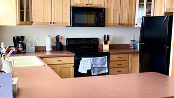 Frigorífico, microondas, horno y placa de cocina