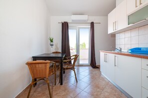 Leilighet, 2 soverom, balkong, hageutsikt | Eget kjøkken