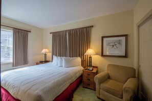 3 bedrooms, iron/ironing board, free WiFi, bed sheets - The ultimate resort experience. Pool, hot tub, sauna, steam room, exercise room. (Hunter)