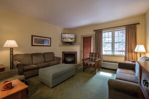 TV, fireplace - The ultimate resort experience. Pool, hot tub, sauna, steam room, exercise room. (Hunter)