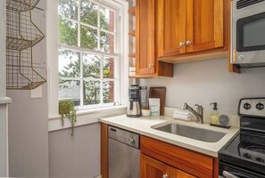 Kylskåp, mikrovågsugn, ugn och spishäll