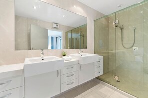 Dusche, Whirlpool, Haartrockner, Handtücher