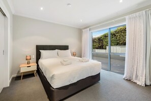 4 bedrooms, WiFi, bed sheets - Lakeside Haven -a unique location, surrounded by beauty and amenities galore!  (Queenstown)