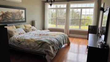 3 bedrooms, desk, iron/ironing board, WiFi