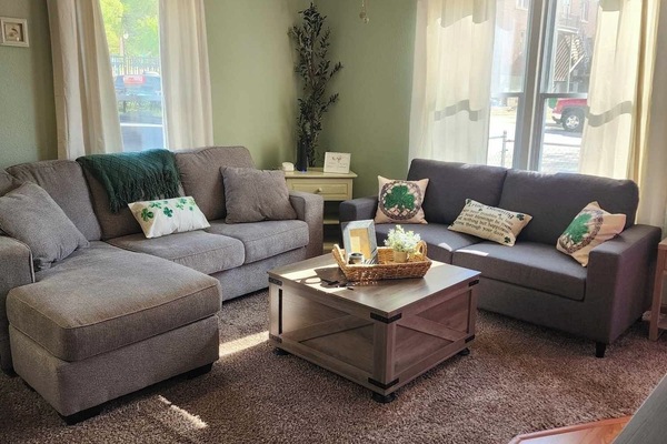 Smart-TV, peis, DVD-spiller og bøker