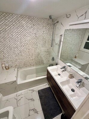 Hair dryer, towels, soap, shampoo - Modern & Spacious 3 BED/ 2 BA Condo mins from NYC (Jersey City)