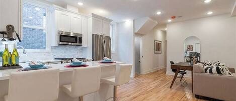 Microondas, horno, placa de cocina, lavavajillas