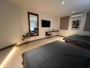 3 chambres, bureau, fer et planche à repasser, lit parapluie