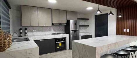 ثلاجة، ميكروويف، فرن، موقد طهي مسطح