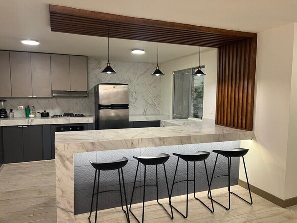 Fridge, microwave, oven, stovetop - Villa Turix 2nd floor Playa a 5 min (Cancún)