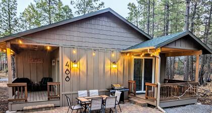 2 Covered decks, patio dining, quiet, tall pines
