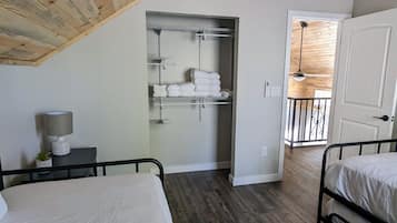 3 Schlafzimmer, Schreibtisch, Bügeleisen/Bügelbrett, Reisekinderbett