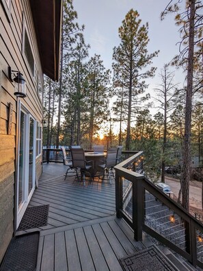 Outdoor dining - Pinetop Getaway w/ Sunset Deck & Fire Pit Table (Pinetop-Lakeside)