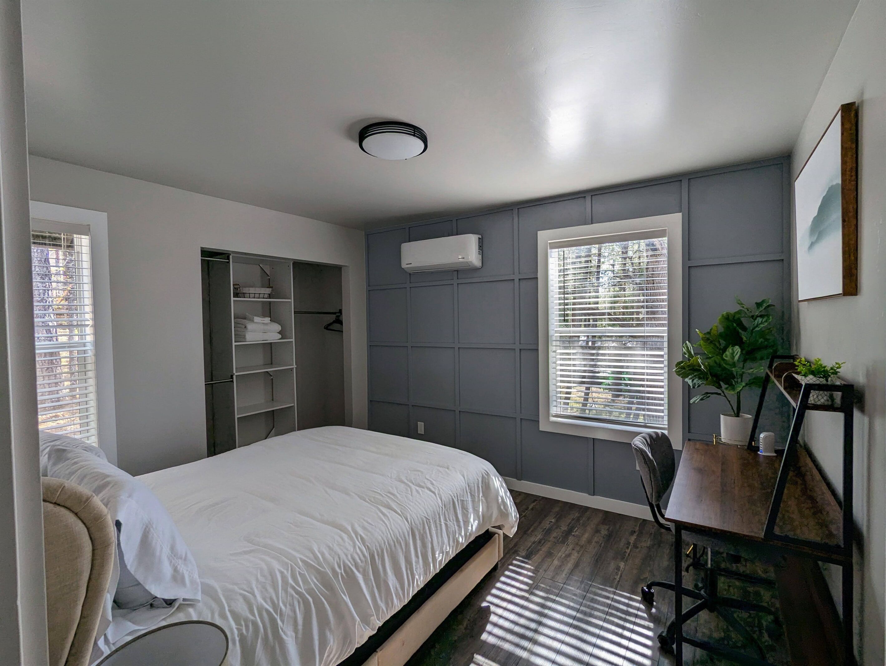 3 habitaciones, escritorio y tabla de planchar con plancha 