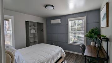 3 habitaciones, escritorio y tabla de planchar con plancha