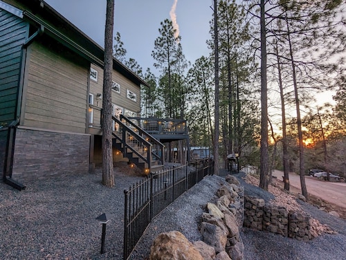 Pinetop Getaway w/ Sunset Deck & Fire Pit Table