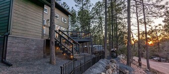 Pinetop Getaway w/ Sunset Deck & Fire Pit Table