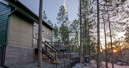 Pinetop Getaway w/ Sunset Deck & Fire Pit Table