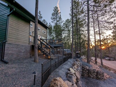 Pinetop Getaway w/ Sunset Deck & Fire Pit Table