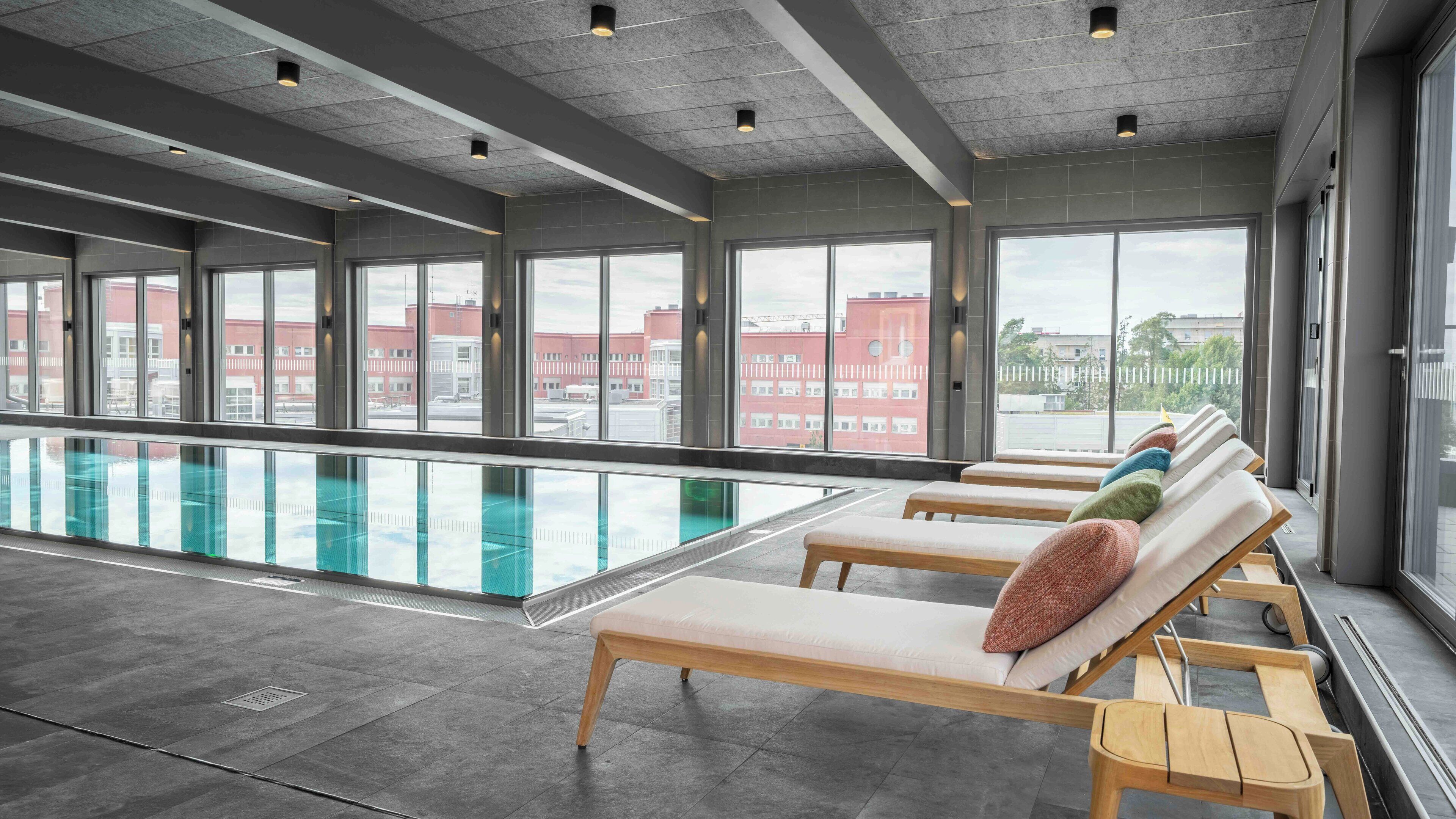 Innenpool, geöffnet von 11:00 Uhr bis 21:00 Uhr, Liegestühle