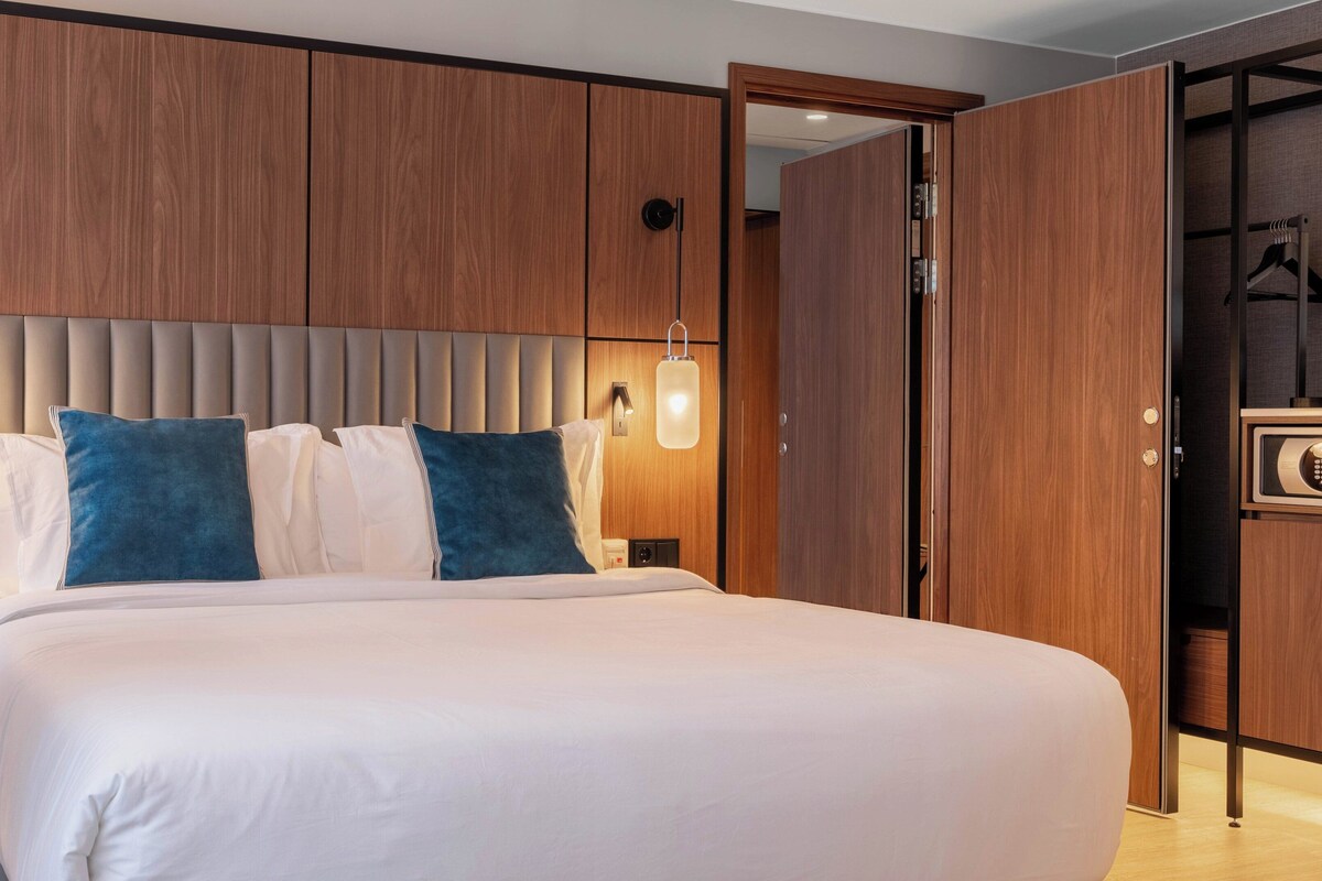 Minibar, safe på rommet, blendingsgardiner og strykejern/-brett