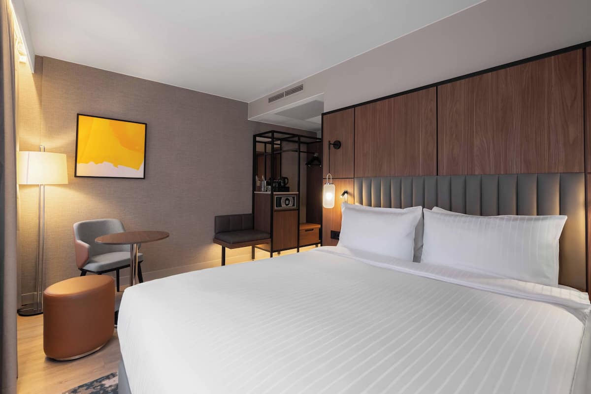 Room, 1 Queen Bed (Cosy, Free Spa Access) | 1 bedroom, minibar, in-room safe, blackout curtains