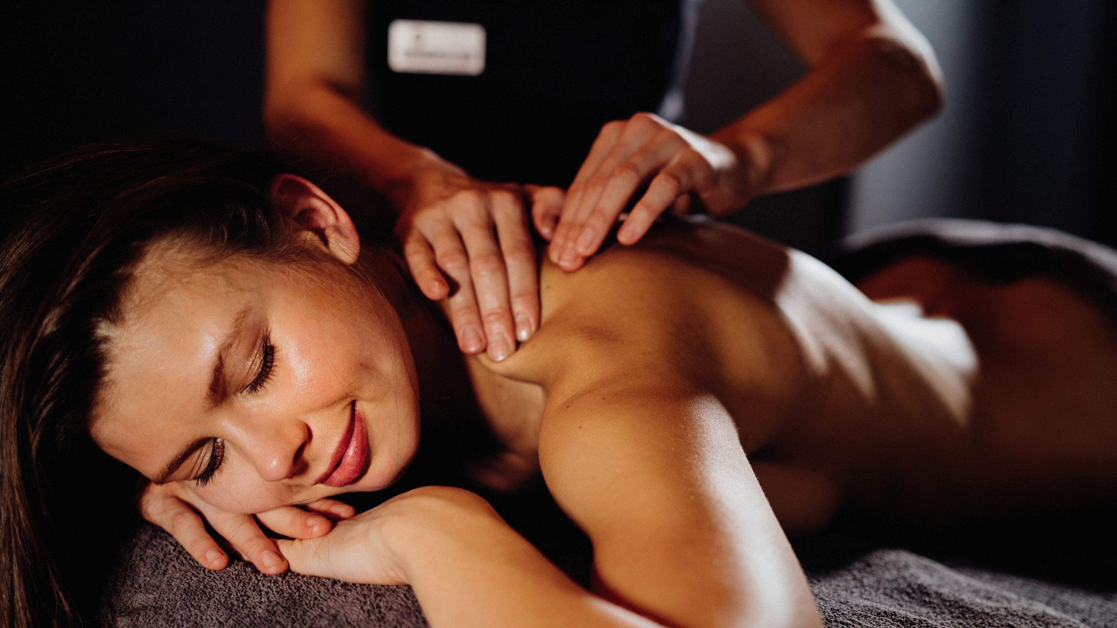 En person modtager en massage.