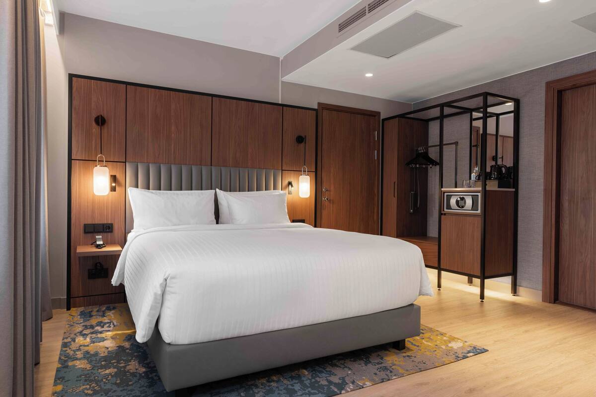 客房, 1 張加大雙人床 (Cosy, Free Spa Access) | 迷你吧、客房內保險箱、遮光布/窗簾、熨斗/熨衣板